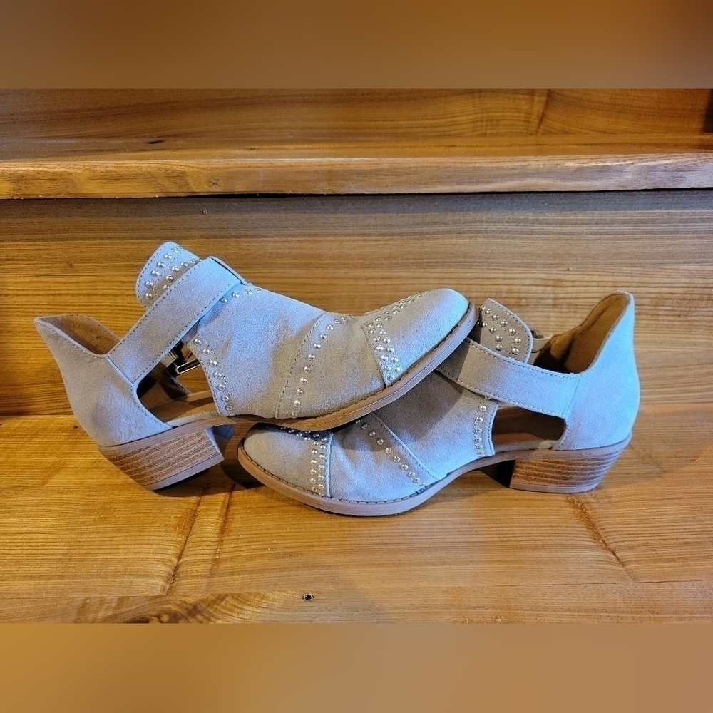 Qupid light grey riveted detail buckle bootie 5.5 - Picture 4 of 6